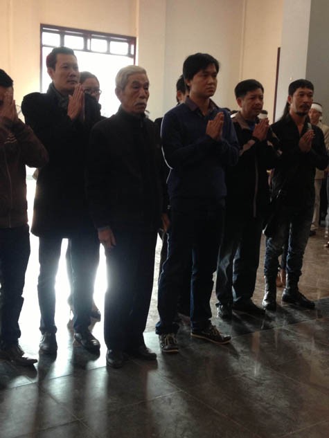 Nghệ sĩ Mai Ngọc Căn cùng nhiều đồng nghiệp nhìn mặt diễn viên Tuấn Dương lần cuối.